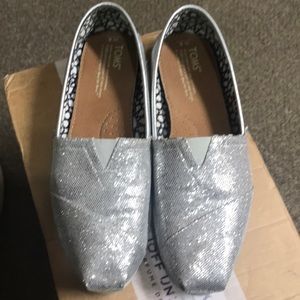 Toms women’s silver sparkle size 9